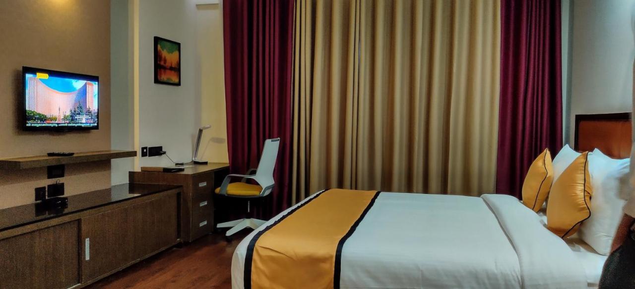 Apollo Dimora Hotel Thiruvananthapuram Esterno foto