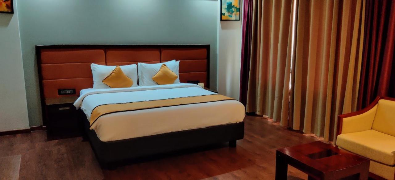 Apollo Dimora Hotel Thiruvananthapuram Esterno foto