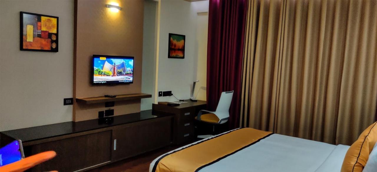 Apollo Dimora Hotel Thiruvananthapuram Esterno foto